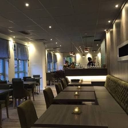 Matsalen på Akropolis en kväll, med dukade bord och tända ljus