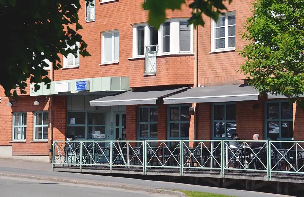 Restaurang Akropolis på Rådhusgatan 8 i Nässjö, med uteserveringen under markiserna